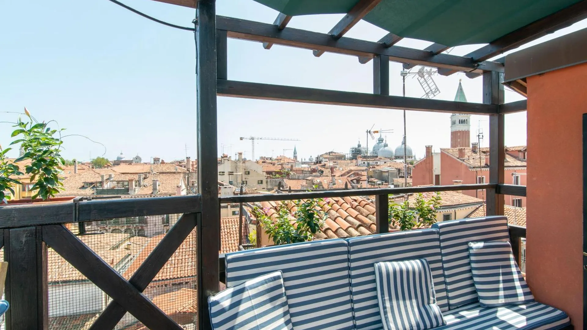 Penthouse With Rooftop Terrace And 360 Views Of Venice - Venice5Th location
